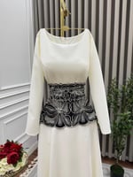 فستان أبيض أنيق بكورسيه أسود مطرز