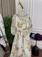 فستان ميدي أخضر فاتح بنقوش زهرية وأكمام منفوخة لإط...