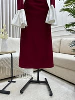 فستان سهرة عنابي راقٍ بتصميم عصري مع فيونكه