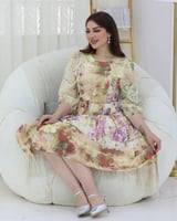 فستان شيفون بنقشة ورود أنيقة بقصة واسعة وأنثوية