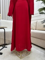 فستان أحمر طويل بتصميم أنيق مع أزرار زخرفية وقصة م...