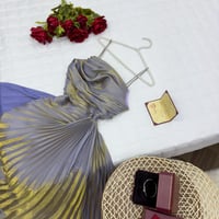 فستان سهرة بنفسجي بطيات أنيقة ولمسات ذهبية فاخرة