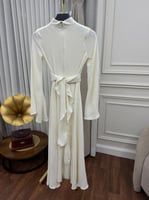 فستان أبيض كريمي أنيق بأكمام واسعة لمظهر راقٍ وفاخ...