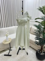 فستان أوف وايت بكتف واحد مطرز لول بتصميم أنيق