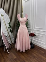 فستان ميدي أبيض ولون وردي للتخرج