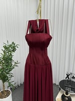 فستان برغندي أنيق مع شال طويل للسهرات الفاخرة