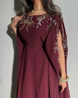 فستان شيفون مطزر اكمام كاب عنابي