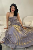 فستان سهرة بنفسجي بطيات أنيقة ولمسات ذهبية فاخرة