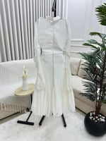 فستان أبيض أنيق بأكمام شفافة وقَصّة راقية