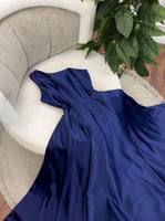 فستان أزرق ملكي بتصميم كتف واحد وتطريز فاخر