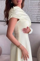 فستان أصفر أنيق بكتف مكشوف وتصميم عصري راقٍ