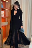 فستان أسود فخم بتصميم راقٍ مع لمسات الدانتيل