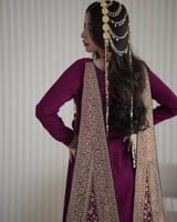 جلابية ملكية فاخرة بتصميم راقٍ وتفاصيل ذهبية ساحرة