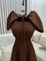 فستان بني أنيق بقصة ميدي واسعة