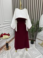 فستان عنابي أنيق مع كاب أبيض فاخر