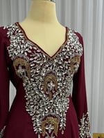 أحدث جلابية فاخرة تطريز يدوي للسهرة بلون خمري جذاب