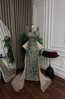 فستان سهرة راقي بتطريز فاخر وذيل جازار