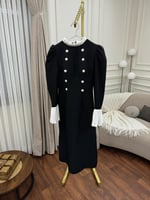 فستان أسود ميدي بأزرار فضية لأطلالة ساحرة