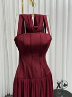 فستان برغندي أنيق مع شال طويل للسهرات الفاخرة