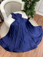 فستان أزرق ملكي بتصميم كتف واحد وتطريز فاخر