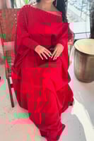 فستان أحمر طويل بتصميم أنيق مع أزرار زخرفية وقصة م...