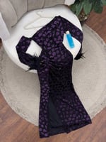 فستان سهرة مخملي باللون البنفسجي بنقوش عنابية وشق...