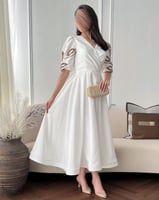 فستان أبيض ملكي بتصميم راقٍ ولمسات ذهبية فاخرة