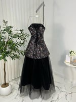 فستان سهرة أسود بتطريز وردي وتنورة - فساتين سهره ف...