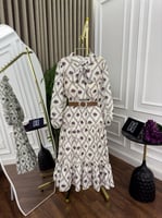 فستان قصير مشجر بألوان هادئة مع ربطة عنق وحزام خصر