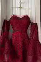 فستان دانتيل فاخر بطبقات وأكمام جرس للعيد 2026