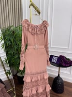 فستان وردي أنيق طويل بكشكش ودانتيل راقي لمظهر أنثو...