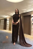 فستان سهرة فخم مطرّز بالترتر مع كاب جانبي