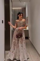 فستان سهرة طويل 2025 بتصميم فاخر وألوان ناعمة