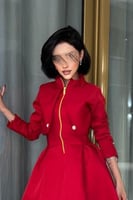 فستان أحمر أنيق بأكمام طويلة