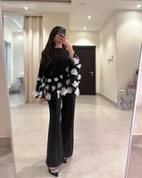 جمبسوت أسود أنيق بتصميم شفاف وزهور ثلاثية الأبعاد