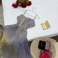 فستان سهرة بنفسجي بطيات أنيقة ولمسات ذهبية فاخرة