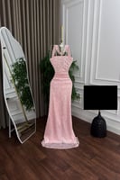 فستان سهرة وردي لامع بقصّة حورية مع شق جانبي