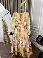 فستان شيفون بنقشة ورود أنيقة بقصة واسعة وأنثوية