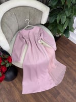 فستان سهرة وردي أنيق بقصة جانبية فاخرة