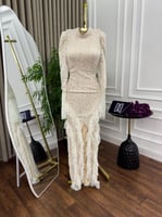 فستان سهره دانتيل أبيض كريمي بتصميم أنثوي فاخر ولم...