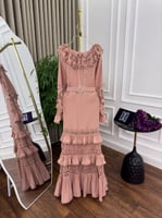 فستان وردي أنيق طويل بكشكش ودانتيل راقي لمظهر أنثو...