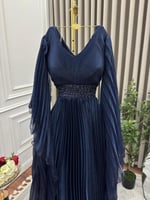 فستان سهرة فخم بلون كحلي وأكمام منسدلة