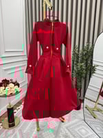 فستان أحمر أنيق بأكمام طويلة