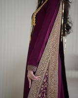 جلابية ملكية فاخرة بتصميم راقٍ وتفاصيل ذهبية ساحرة