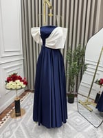 فستان سهرة كحلي وأبيض بتصميم أنيق بدون أكتاف