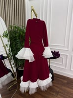 فستان سهرة عنابي راقٍ بتصميم عصري ولمسات فاخرة