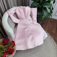 فستان وردي منفوش بتصميم أوف شولدر مزين بورود بارزة