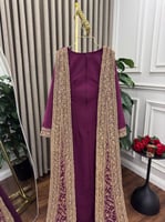 جلابية ملكية فاخرة بتصميم راقٍ وتفاصيل ذهبية ساحرة