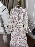 فستان شيفون بنقشة الورود البنفسجية بتصميم أنثوي را...