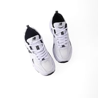 حذاء بي ان نيو ترند ابيض في اسود نسائي